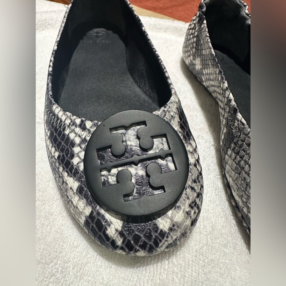 TORY BURCH MINNIE BALLET FLATS SIZE 8 BLACK & WHITE SNAKE PRINT - Picture 4 of 11